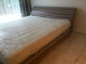 Oprava čalounění postele do koženky se zvířecím motivem + výroba a dodání matrací pružinových ve výšce 28 cm